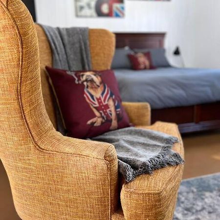 Private Bright Modern Studio! Queen Bed ! Вікторія Екстер'єр фото