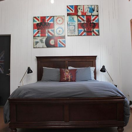Private Bright Modern Studio! Queen Bed ! Вікторія Екстер'єр фото
