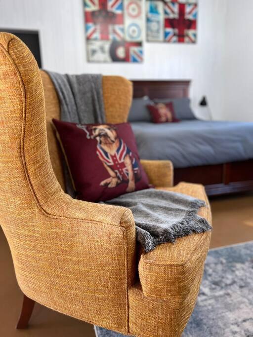 Private Bright Modern Studio! Queen Bed ! Вікторія Екстер'єр фото