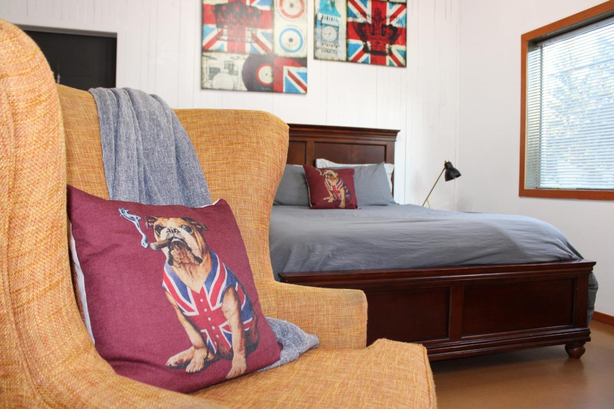 Private Bright Modern Studio! Queen Bed ! Вікторія Екстер'єр фото