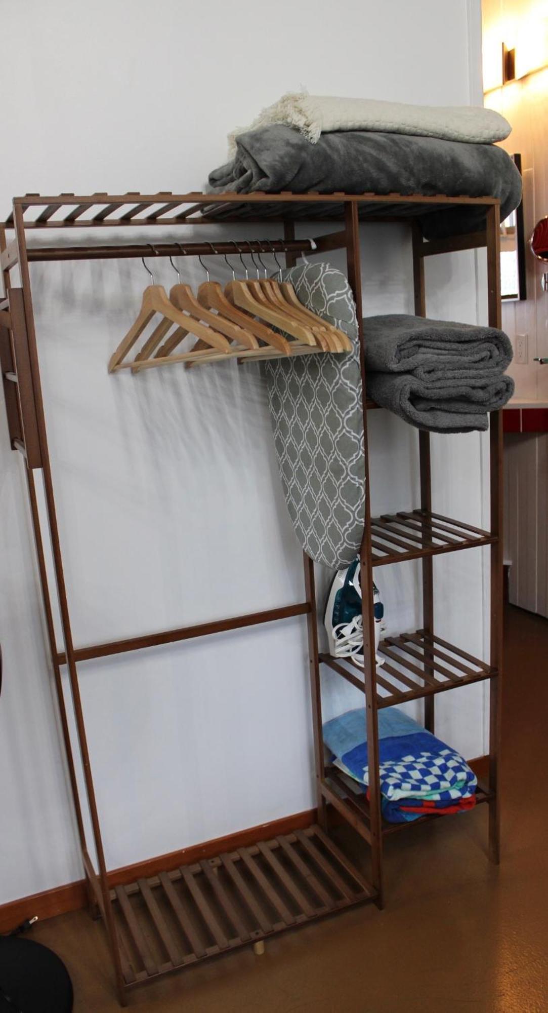 Private Bright Modern Studio! Queen Bed ! Вікторія Екстер'єр фото