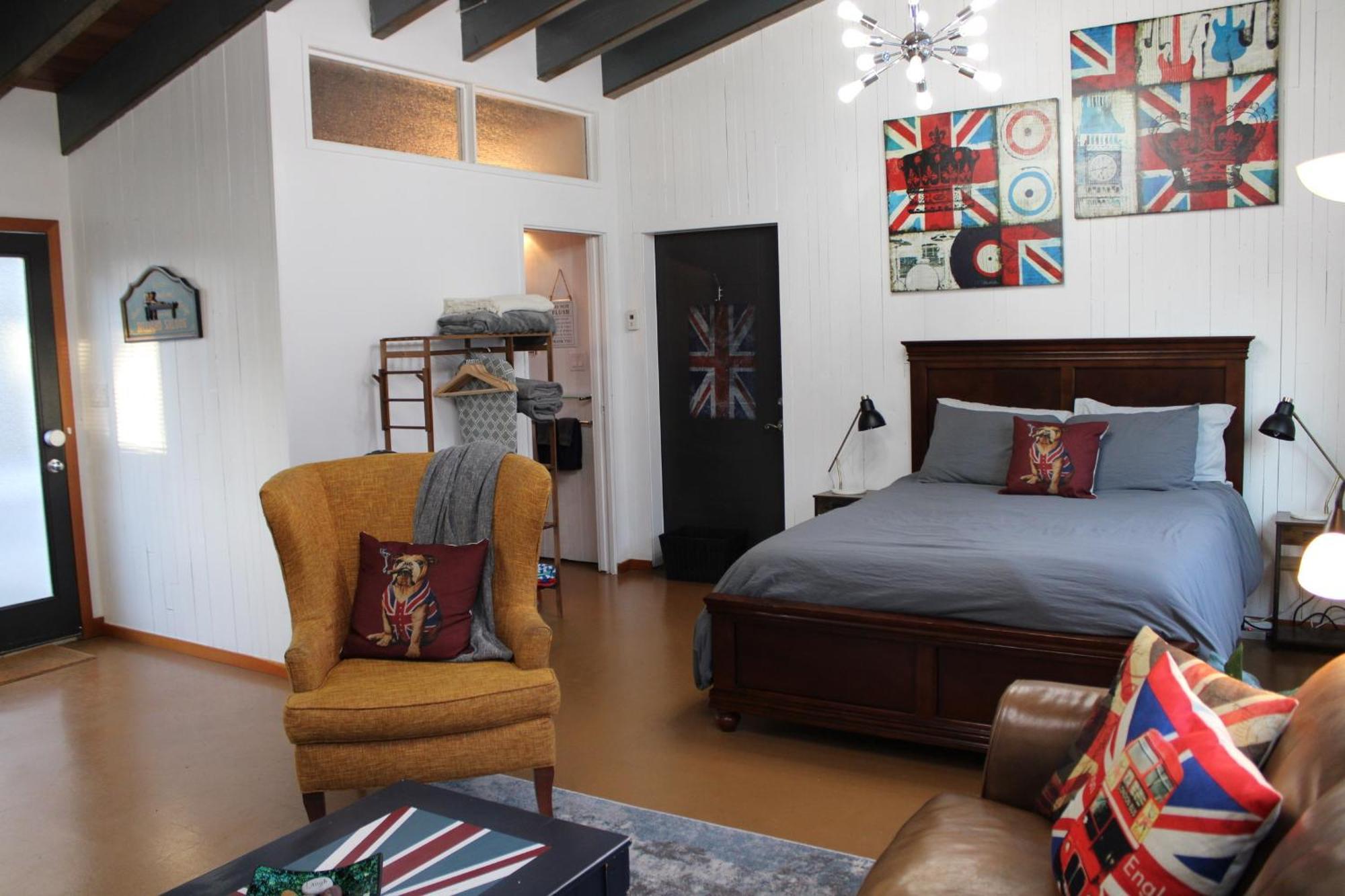 Private Bright Modern Studio! Queen Bed ! Вікторія Екстер'єр фото